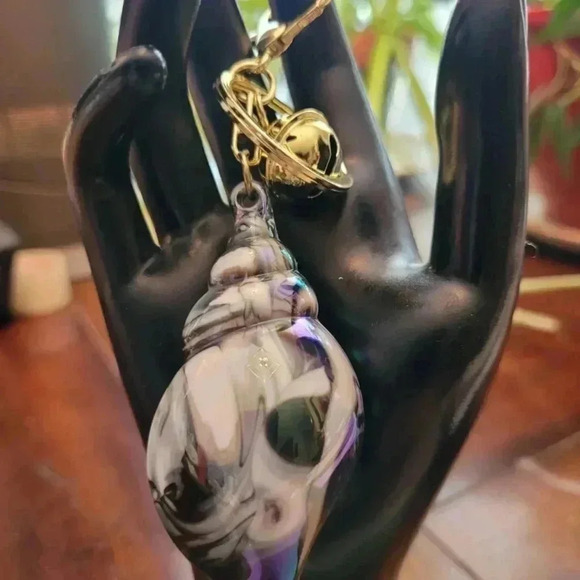 Iridescent Shell Keychain - Picture 2 of 4